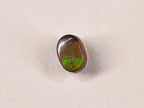Opale boulder 0192 : vue verticale du petit cabochon à extrémité verte