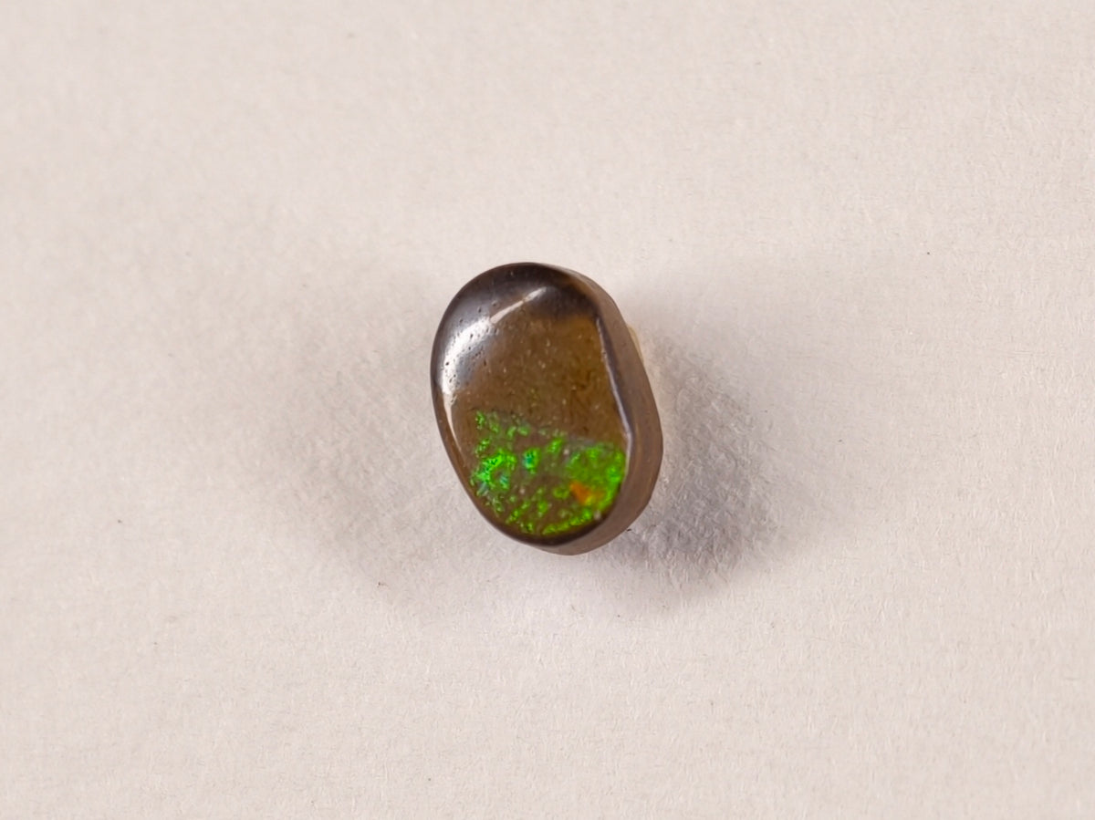 Opale boulder 0192 : vue verticale du petit cabochon à extrémité verte