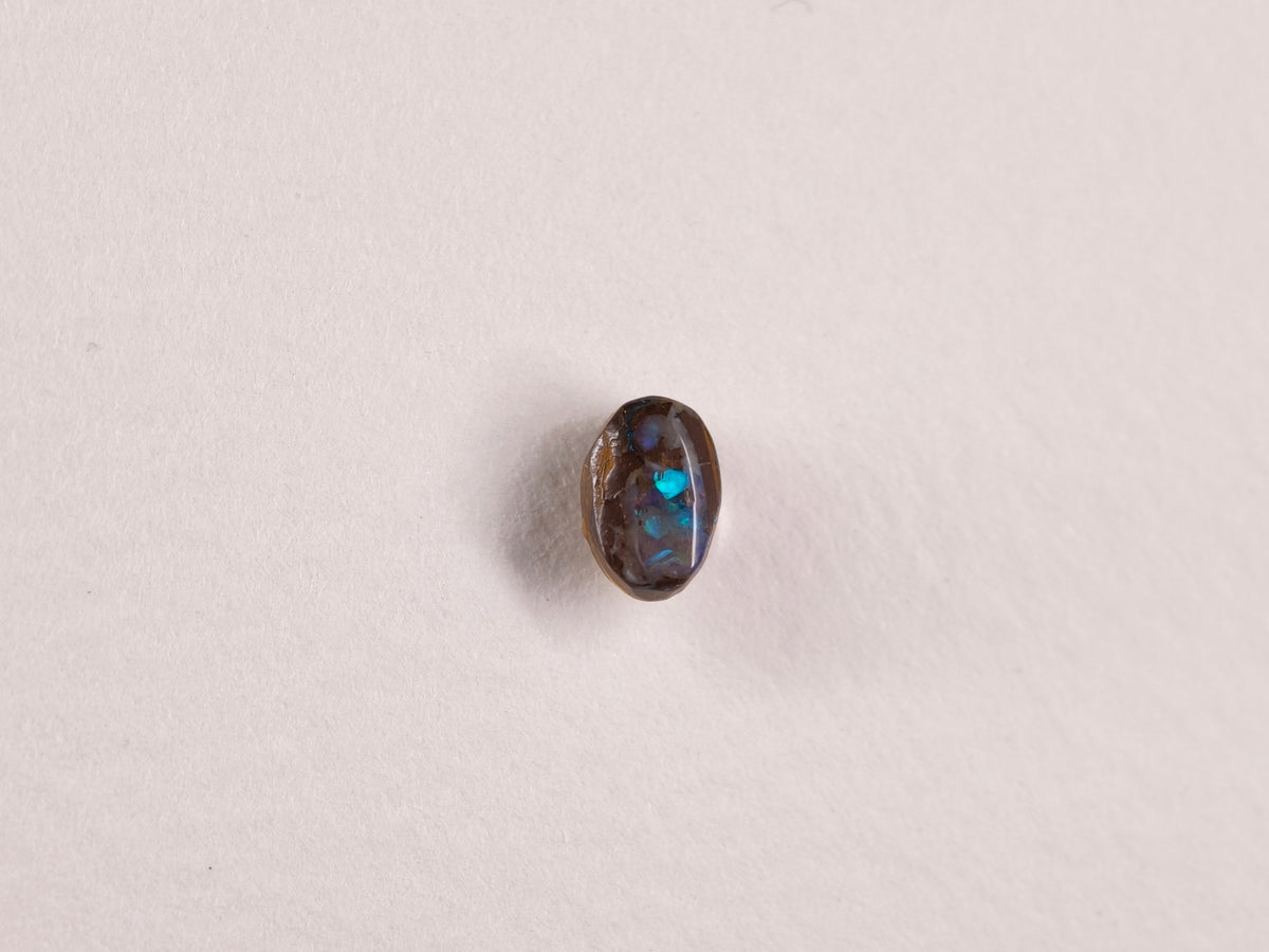 Opale boulder d’Australie — ovale — bleu, vert — 0,9 ct