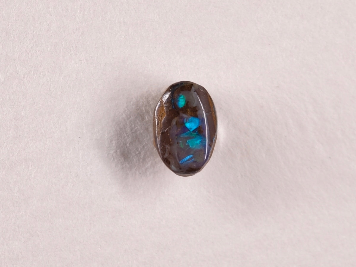Opale boulder d’Australie — ovale — bleu, vert — 0,9 ct