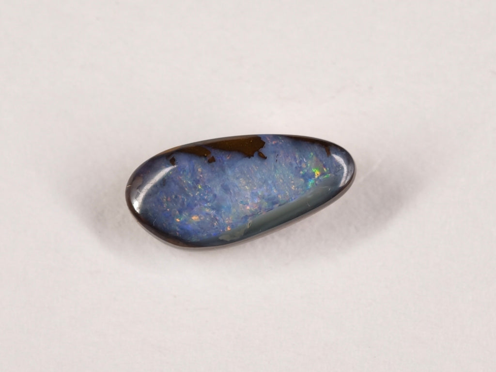 Opale boulder 0215 : forme allongée à grande plage bleu pâle
