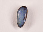 Opale boulder 0215 : face bleu pâle ponctuée de petits éclats colorés