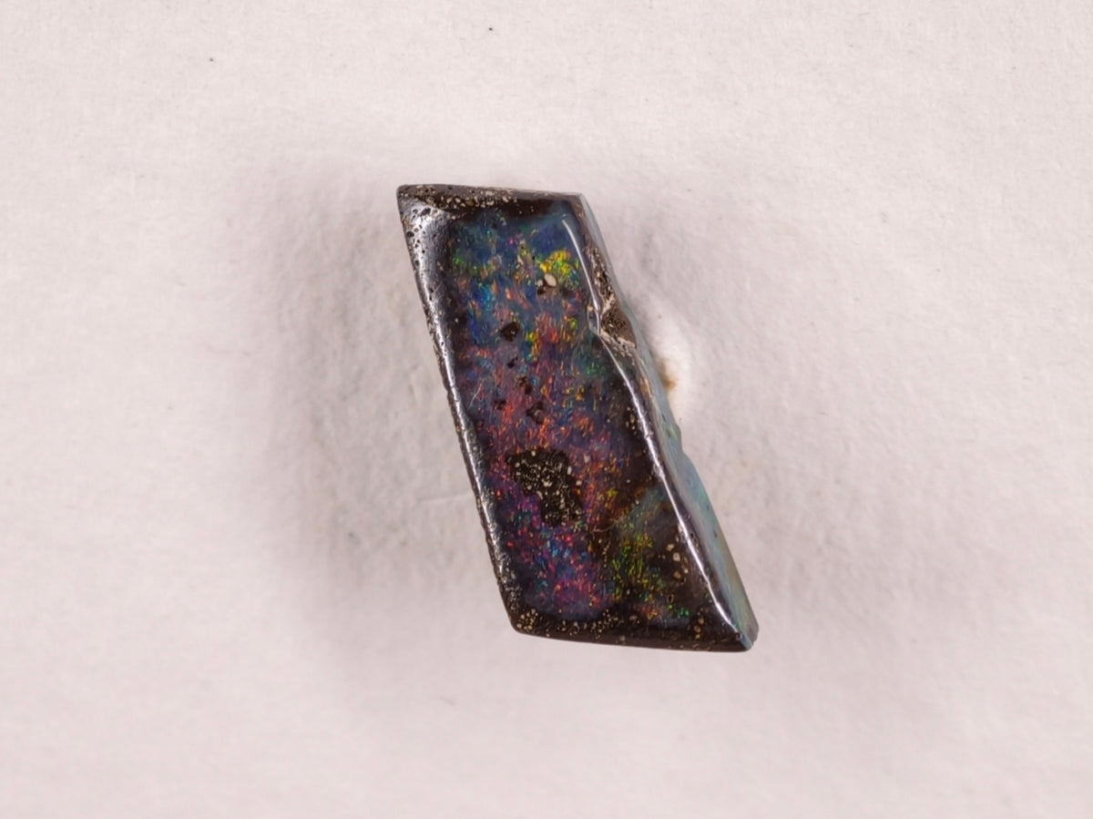 Opale boulder d’Australie — forme libre — 2,8 ct