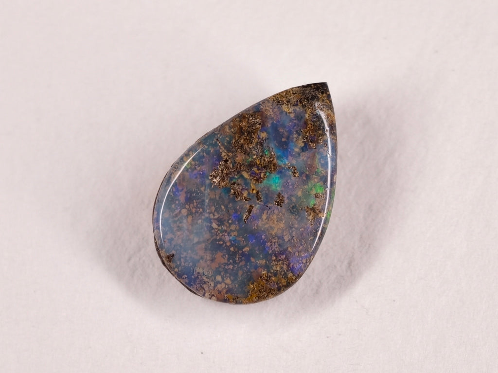 Opale boulder 0222 : goutte verticale au fond bleu gris moucheté