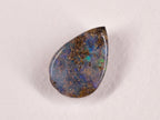 Opale boulder 0222 : goutte verticale au fond bleu gris moucheté