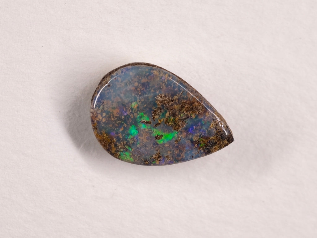 Opale boulder 0222 : vue inversée du motif brun et des éclats verts
