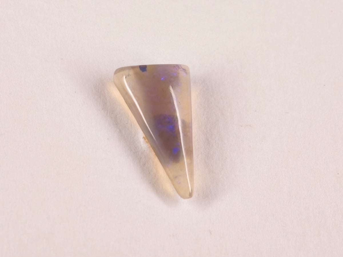 Opale d’Australie — triangle — 2,2 ct