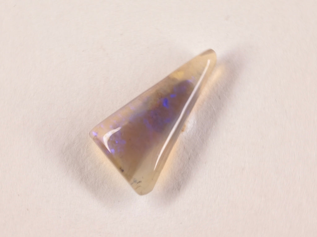 Opale d’Australie — triangle — 2,2 ct