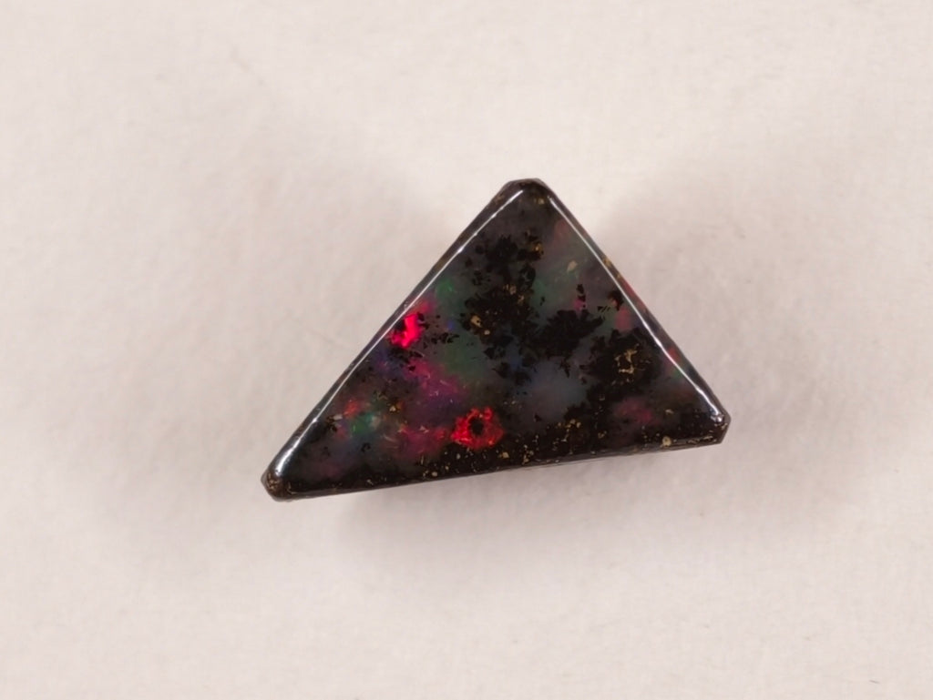 Opale boulder d’Australie — triangle — 2 ct