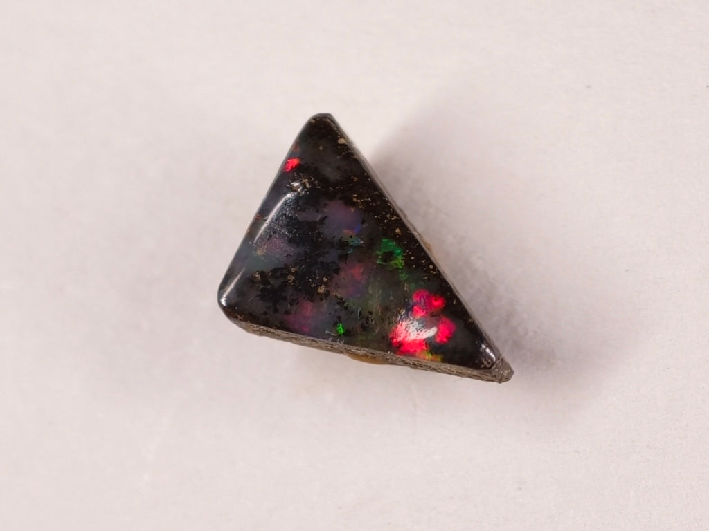 Opale boulder d’Australie — triangle — 2 ct