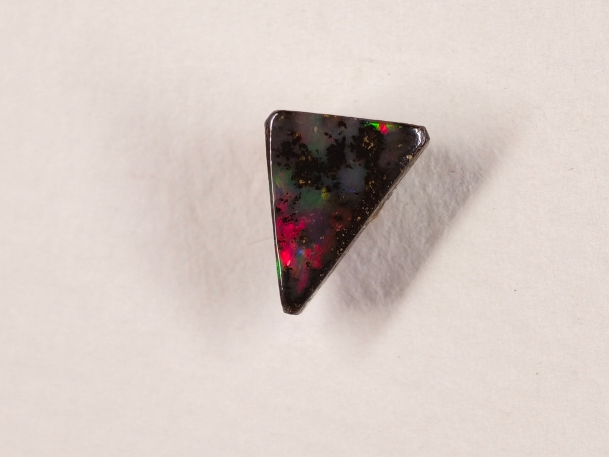 Opale boulder d’Australie — triangle — 2 ct