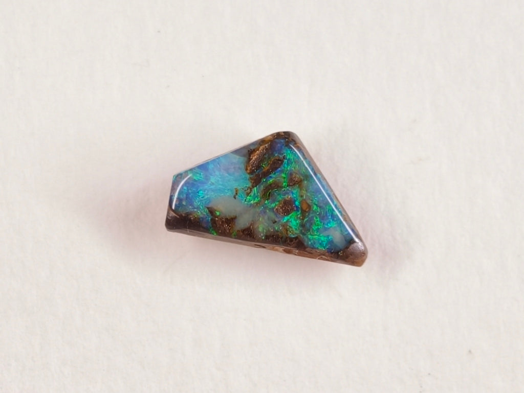 Opale boulder 0241 : forme libre anguleuse aux plages bleu-vert et motifs bruns
