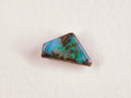 Opale boulder 0241 : forme libre anguleuse aux plages bleu-vert et motifs bruns