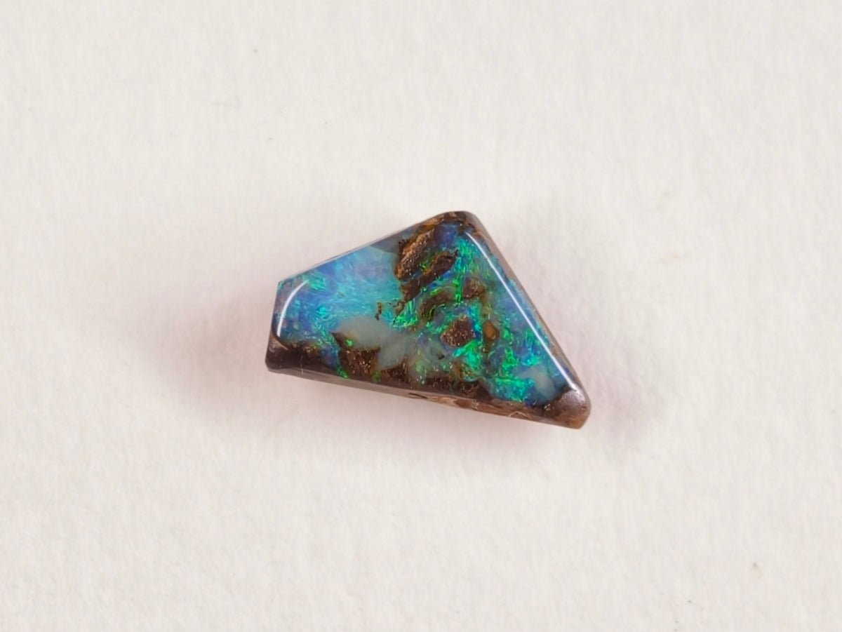 Opale boulder d’Australie — forme libre — 1,5 ct