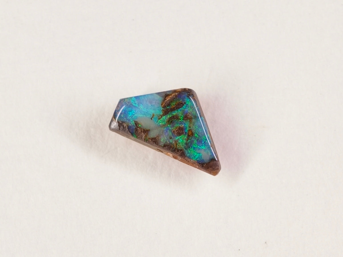 Opale boulder d’Australie — forme libre — 1,5 ct