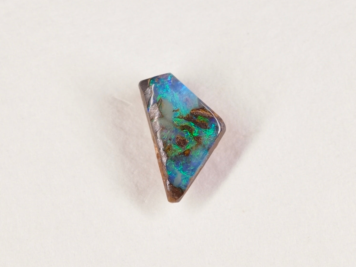 Opale boulder d’Australie — forme libre — 1,5 ct