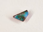 Opale boulder 0241 : motifs bruns arrondis entourés de vert