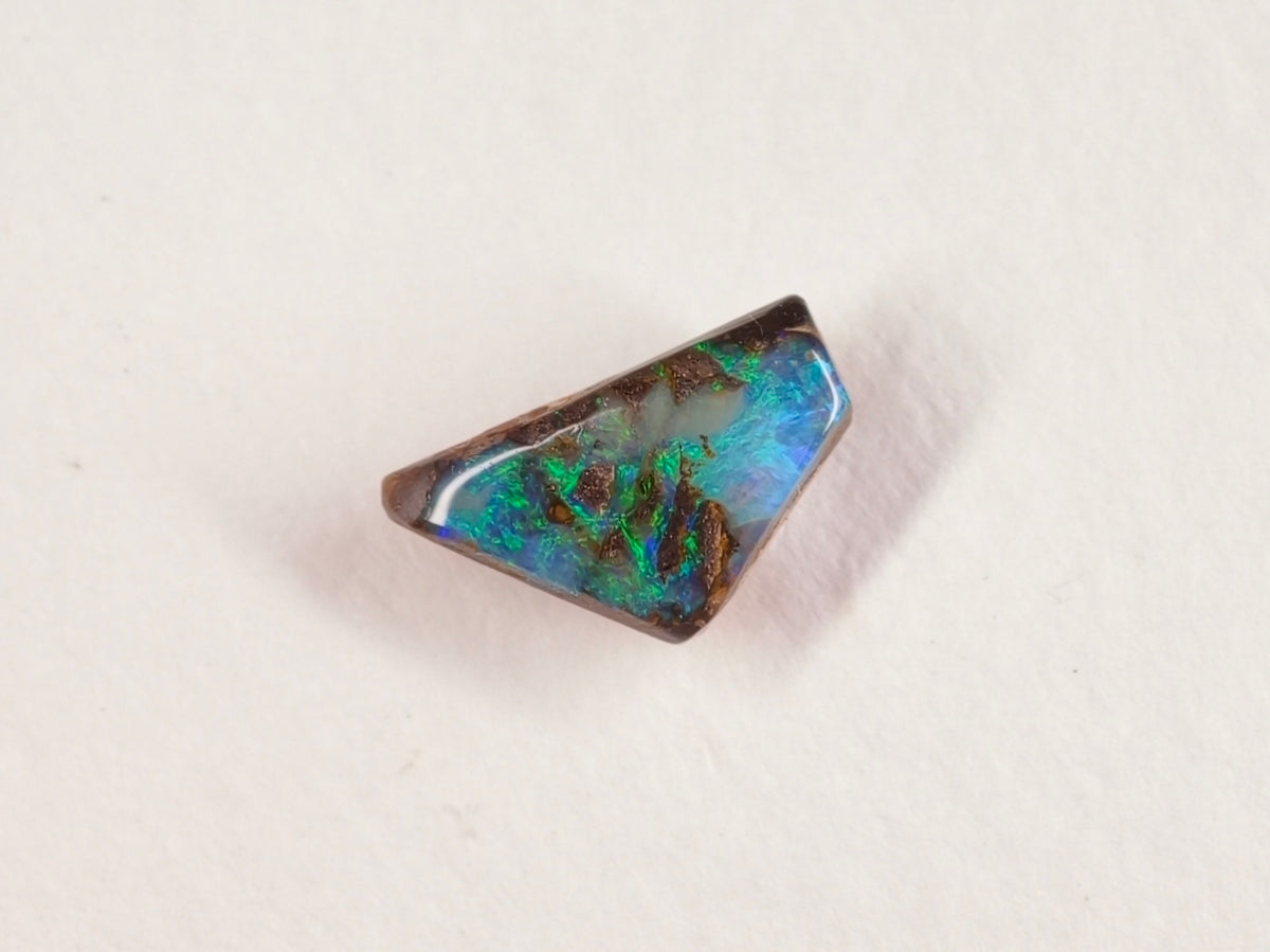 Opale boulder d’Australie — forme libre — 1,5 ct