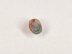 Opale boulder 0244 : vert concentré à une extrémité du petit cabochon
