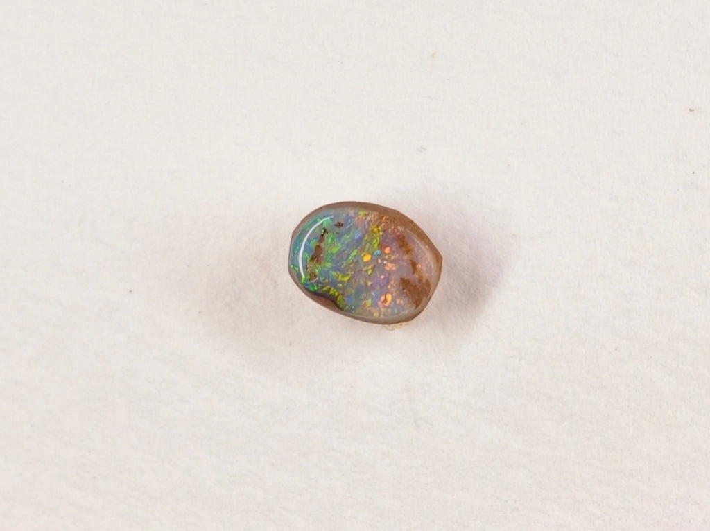 Opale boulder 0244 : vue horizontale des couleurs sur l’ovale miniature