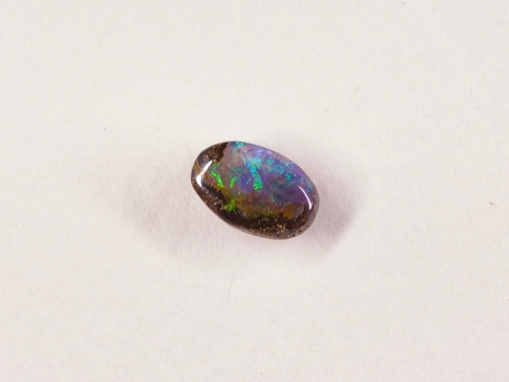 Opale boulder d’Australie — ovale — 0,9 ct
