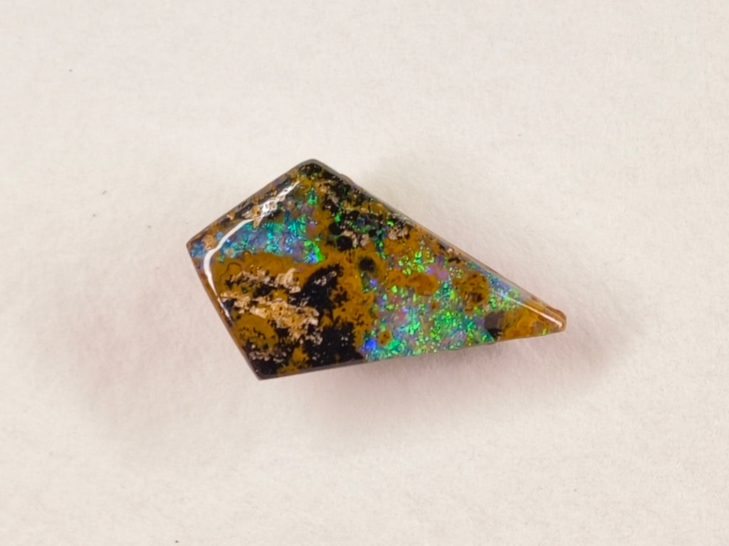 Opale boulder 0228 : répartition des plages bleu-vert dans la face orangée