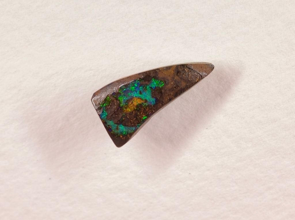 Opale boulder d’Australie — forme libre — 2,7 ct