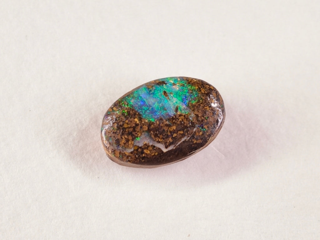 Opale boulder 0257 : face inclinée, plage turquoise près d’une extrémité