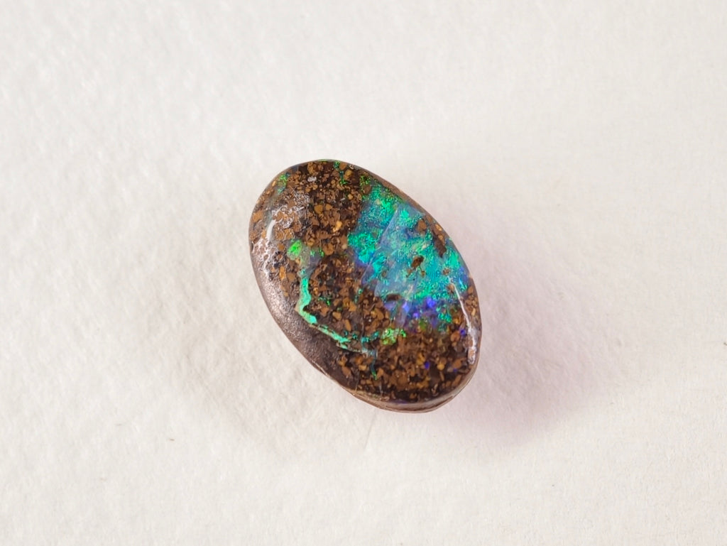 Opale boulder 0257 : vue opposée de la plage turquoise et des ponctuations brunes