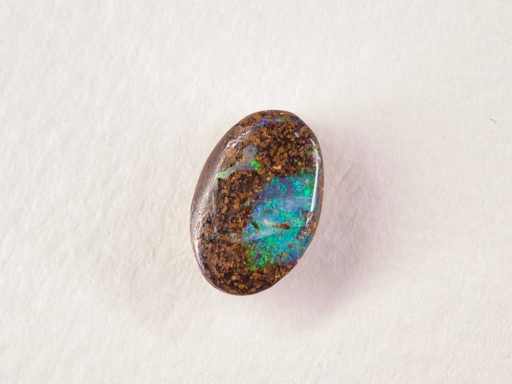 Opale boulder 0257 : autre angle de la zone colorée sur le côté de l’ovale