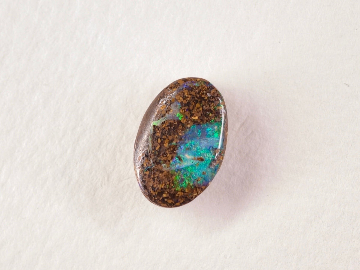 Opale boulder 0257 : autre angle de la zone colorée sur le côté de l’ovale