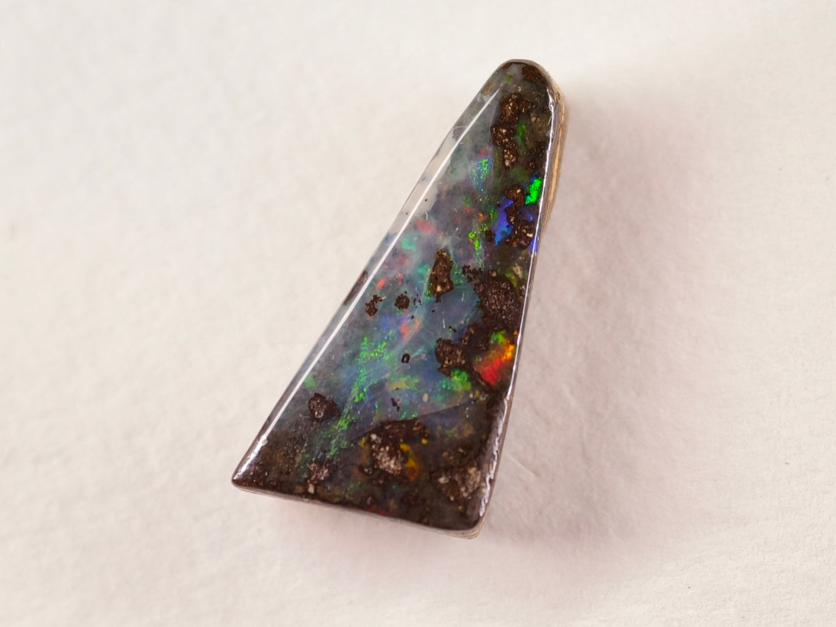 Opale boulder d’Australie — forme libre — 11,7 ct