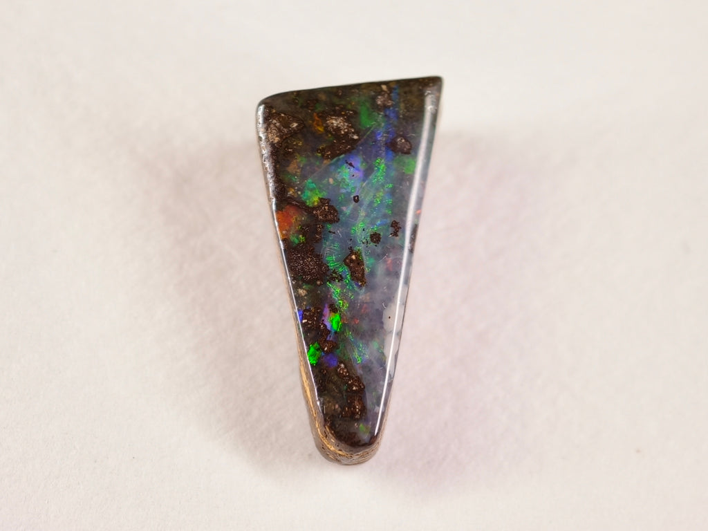 Opale boulder 0258 : forme verticale à bout arrondi, couleur répartie le long du centre