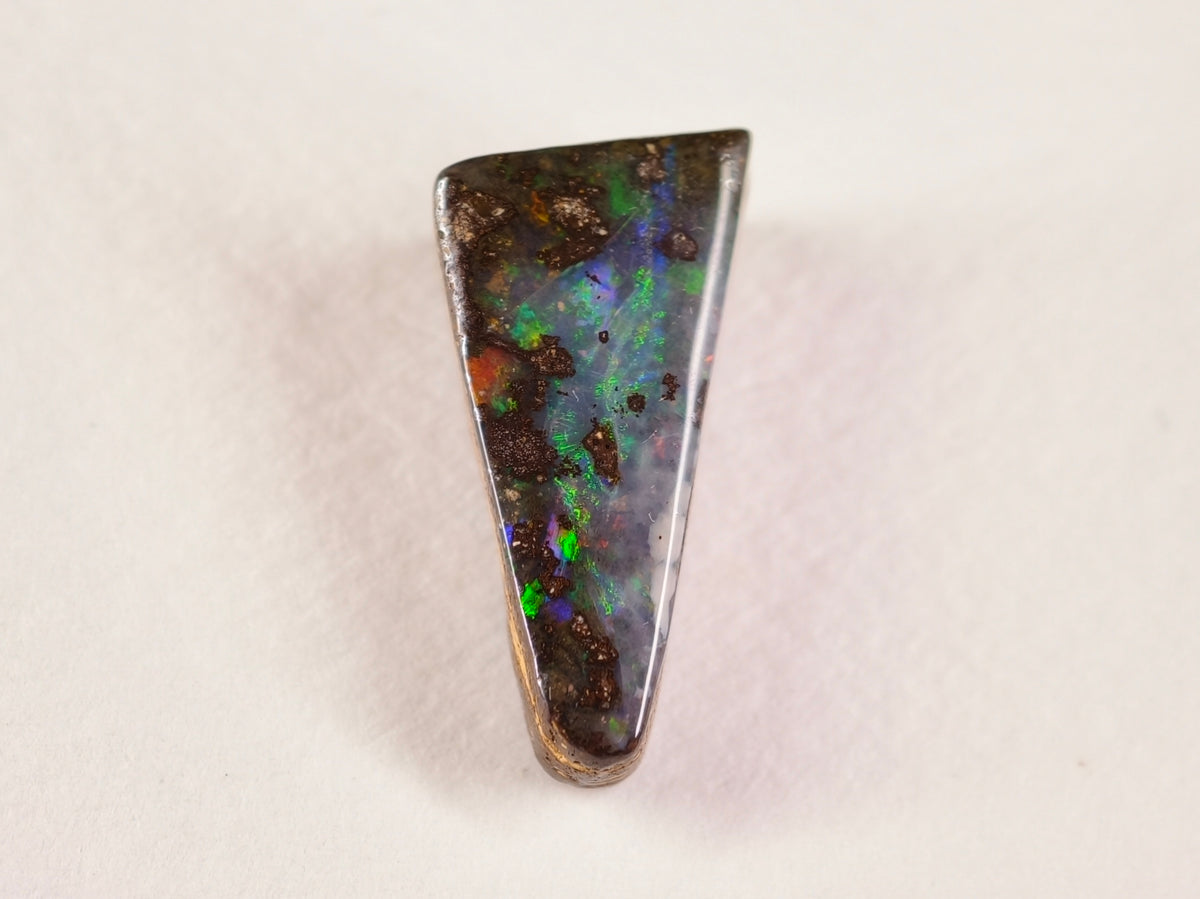 Opale boulder 0258 : forme verticale à bout arrondi, couleur répartie le long du centre