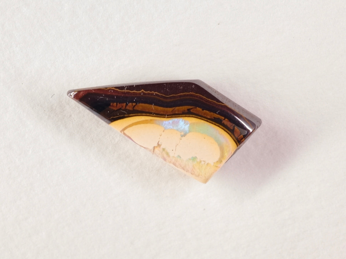 Opale boulder d’Australie — forme libre — 12,5 ct