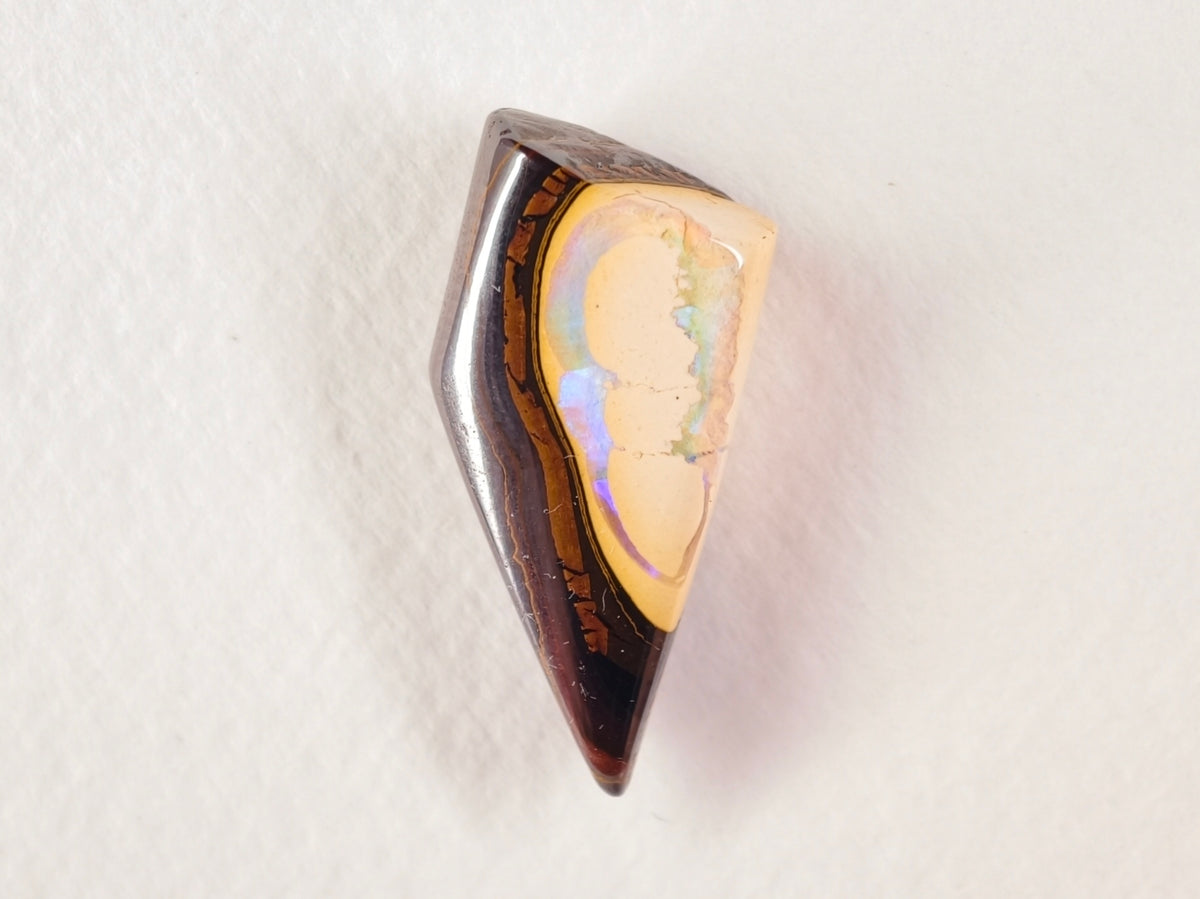 Opale boulder d’Australie — forme libre — 12,5 ct