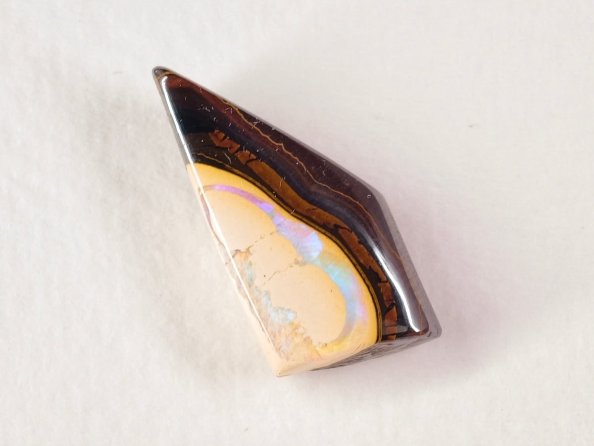 Opale boulder d’Australie — forme libre — 12,5 ct