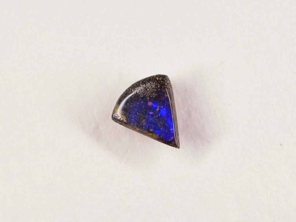 Opale boulder 0247 : vue inclinée de la petite pierre bleue