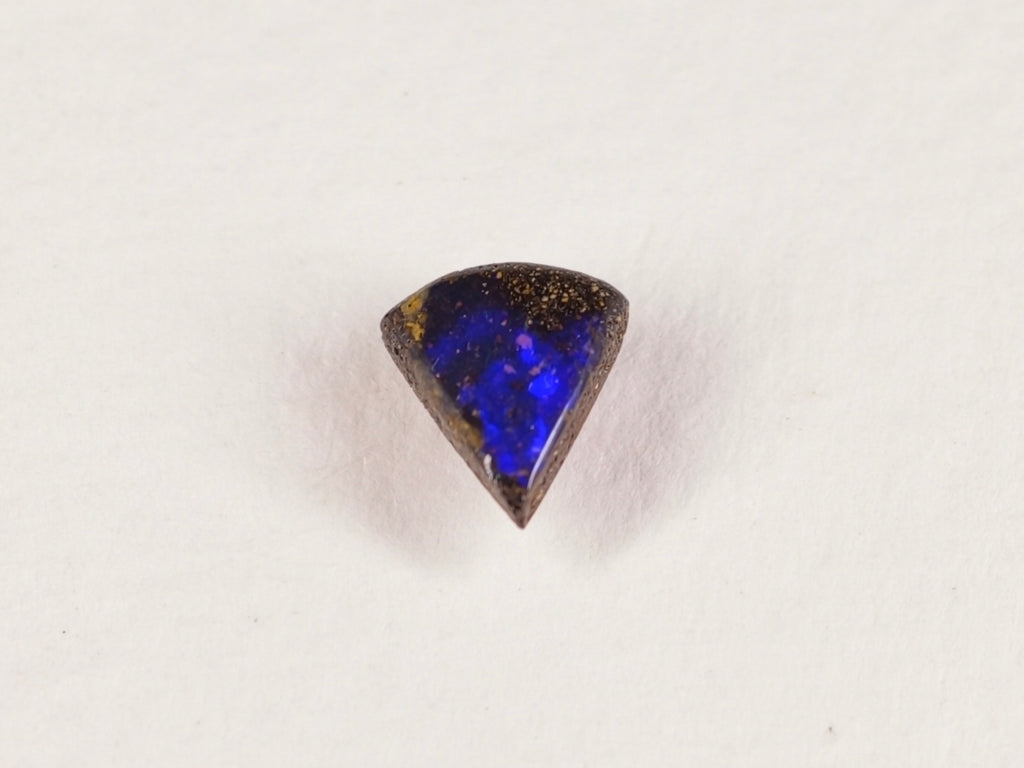 Opale boulder 0247 : plage bleue et bordure de roche sombre