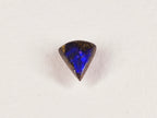 Opale boulder 0247 : plage bleue et bordure de roche sombre