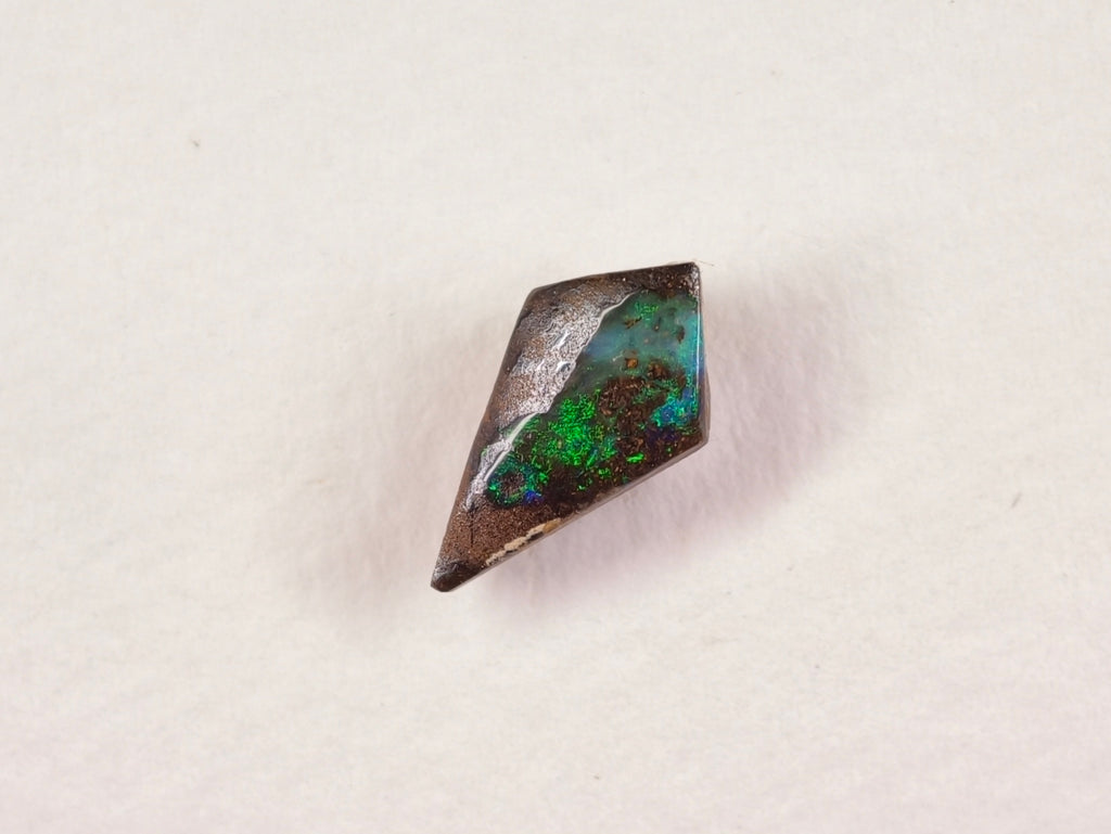 Opale boulder d’Australie — ovale — 4,9 ct