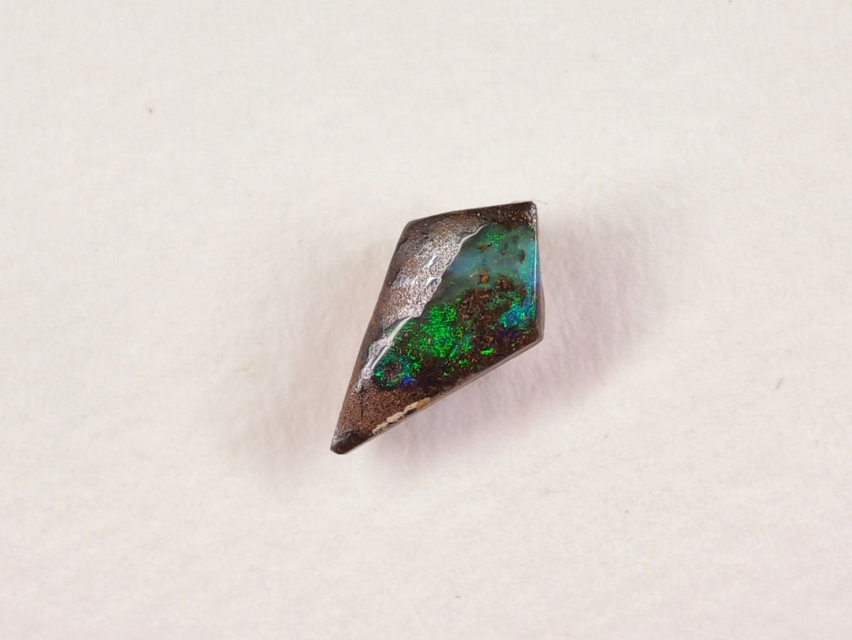 Opale boulder d’Australie — ovale — 4,9 ct