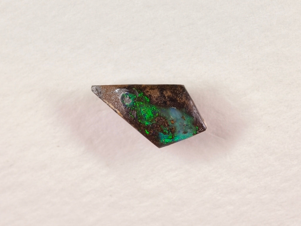 Opale boulder d’Australie — ovale — 4,9 ct