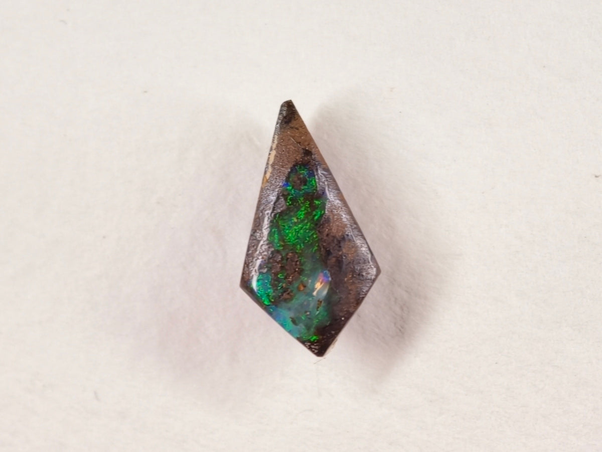 Opale boulder d’Australie — ovale — 4,9 ct