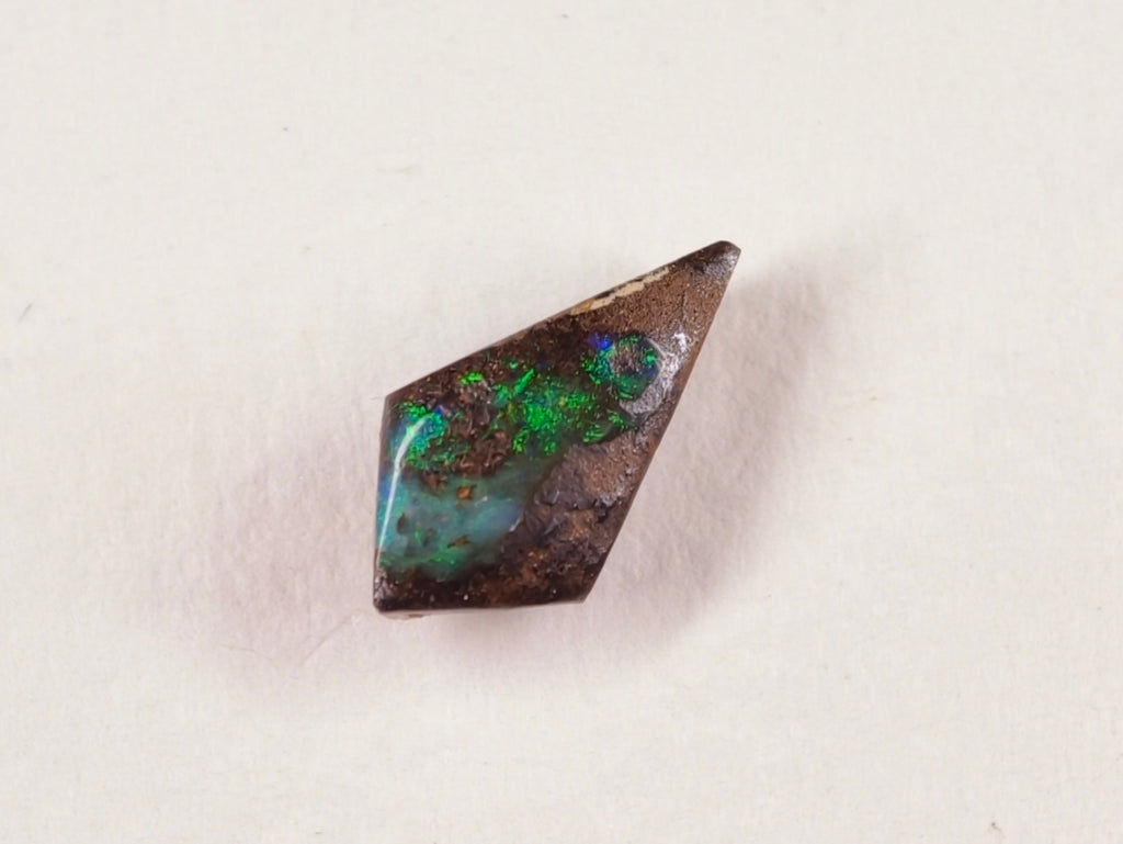Opale boulder d’Australie — ovale — 4,9 ct