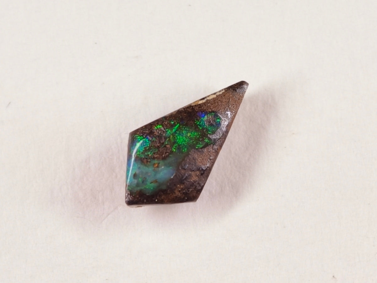 Opale boulder d’Australie — ovale — 4,9 ct