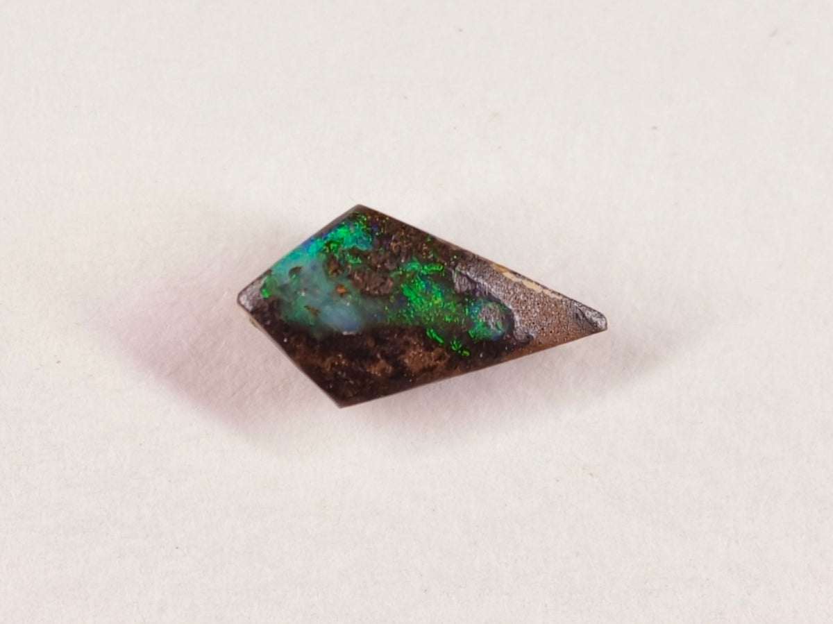 Opale boulder d’Australie — ovale — 4,9 ct