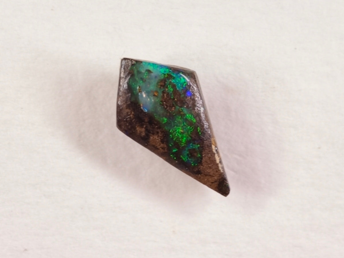 Opale boulder d’Australie — ovale — 4,9 ct