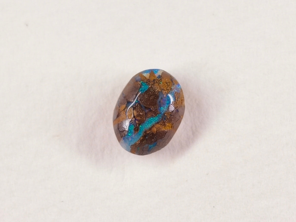Opale boulder d’Australie — ovale — 7,8 × 6 × 2,9 mm