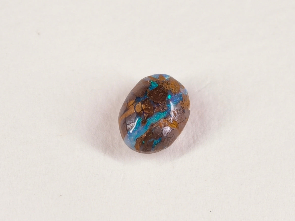 Opale boulder d’Australie — ovale — 7,8 × 6 × 2,9 mm